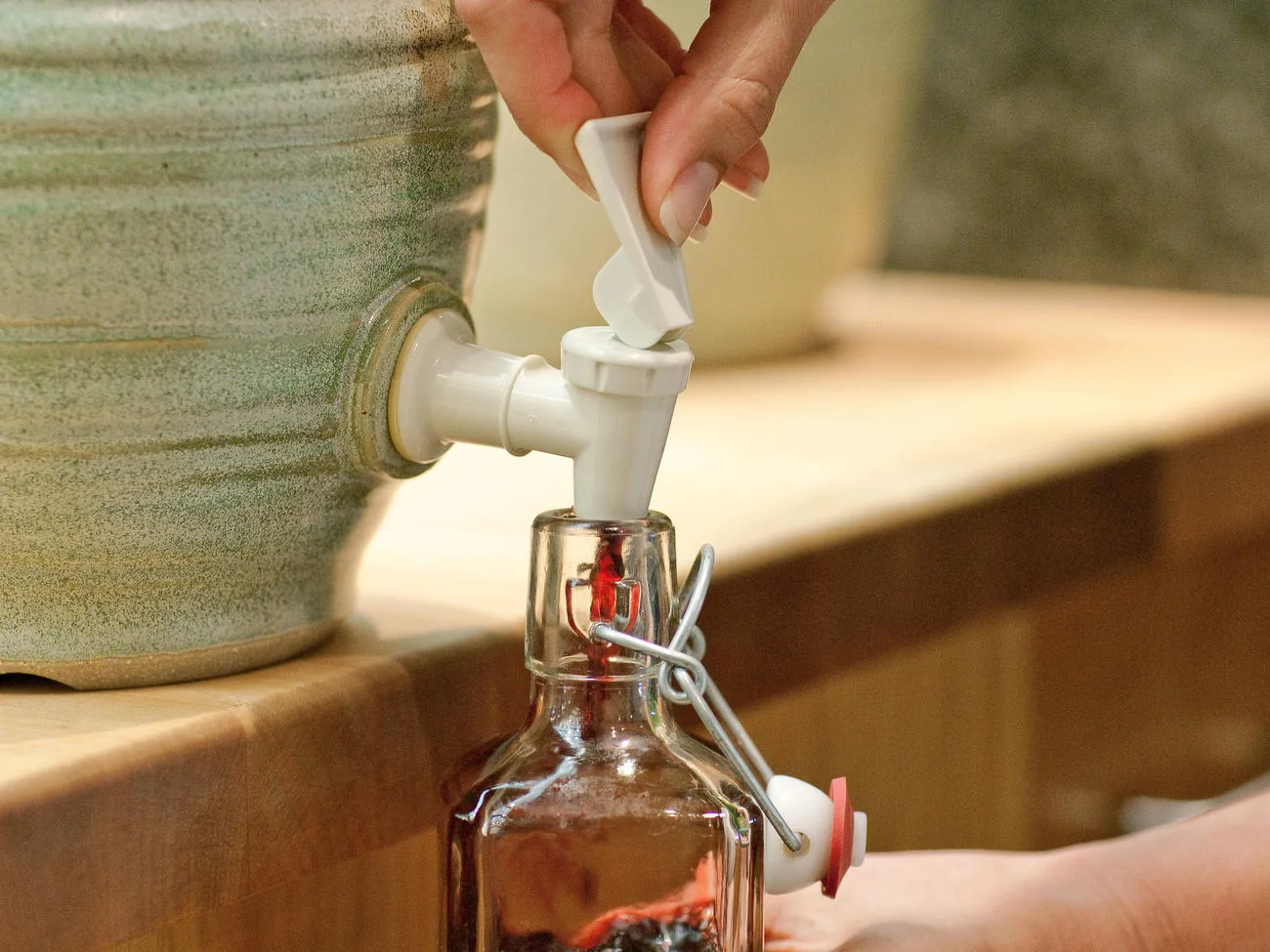 Σπιτικό ξίδι: 5 παραδοσιακοί τρόποι να το φτιάξεις στο σπίτι – από μούστο μέχρι ρόδι