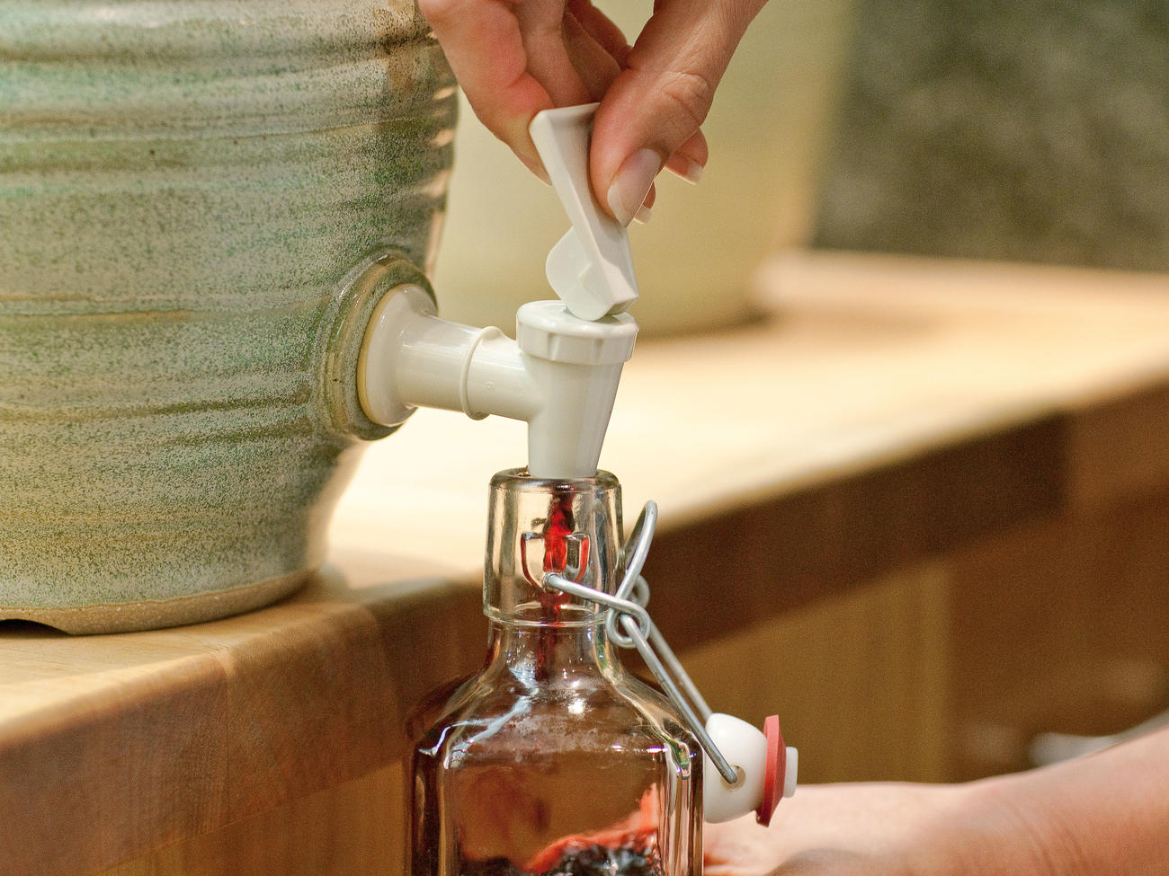 Σπιτικό ξίδι: 5 παραδοσιακοί τρόποι να το φτιάξεις στο σπίτι – από μούστο μέχρι ρόδι