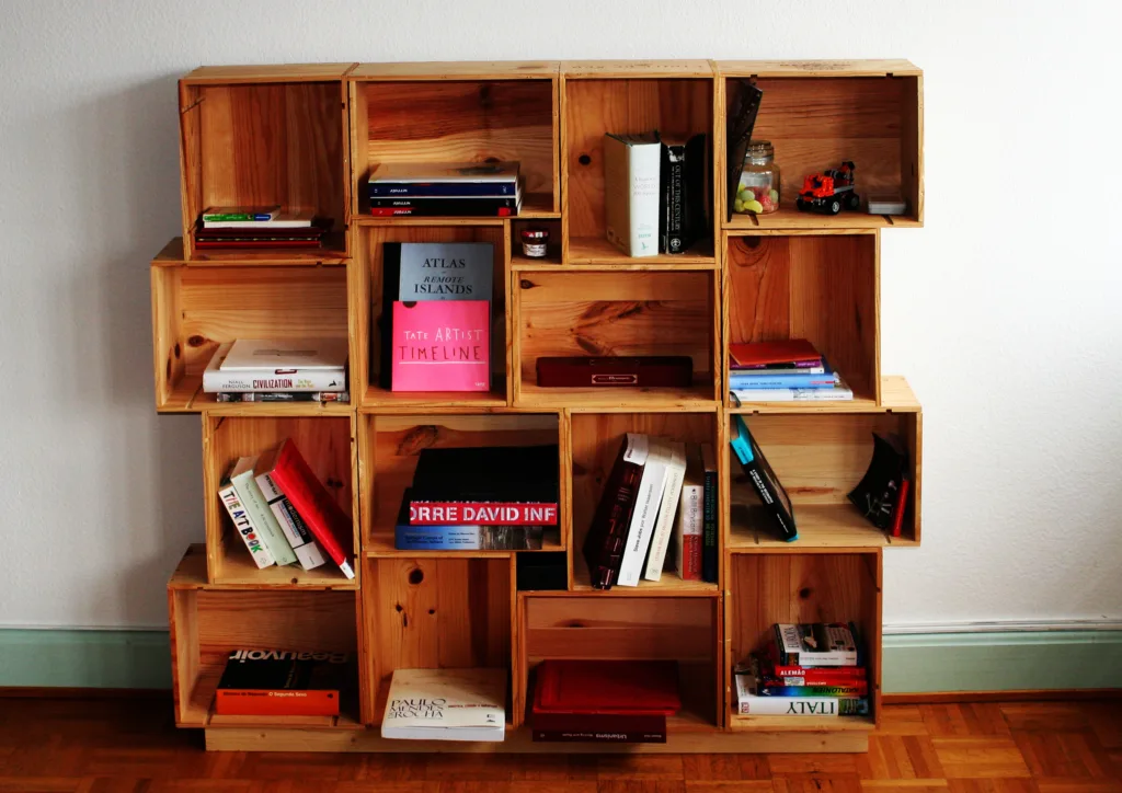 DIY: Έτσι έφτιαξα μια ιδιαίτερη βιβλιοθήκη με ξύλινα κιβώτια – πανέμορφο και οικονομικό hack