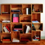 DIY: Έτσι έφτιαξα μια ιδιαίτερη βιβλιοθήκη με ξύλινα κιβώτια – πανέμορφο και οικονομικό hack
