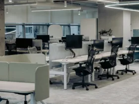 Η φράση που λέμε στη δουλειά και μας κάνει να φαινόμαστε λιγότερο επαγγελματίες