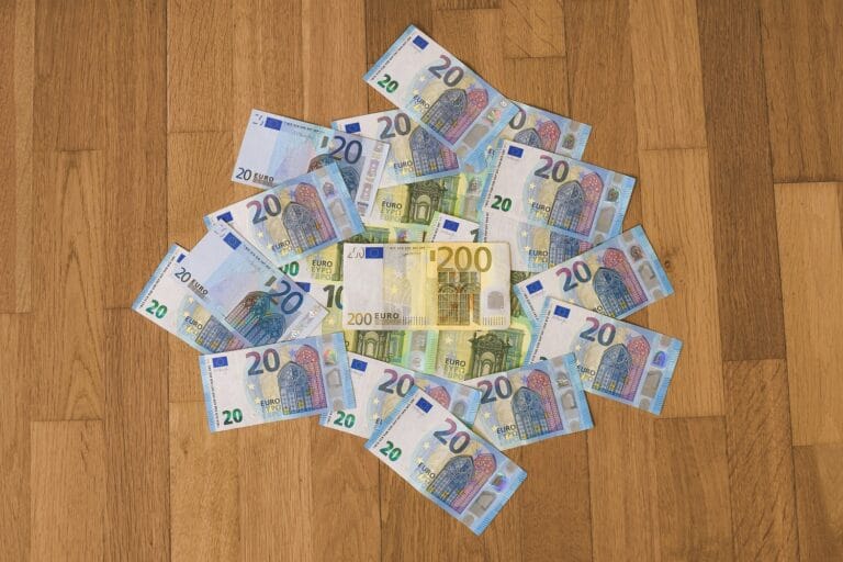 Επίδομα 250 ευρώ: Όλα όσα πρέπει να ξέρουν οι συνταξιούχοι