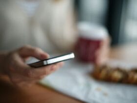 Το κουμπί στο κινητό που σχεδόν κανείς δεν χρησιμοποιεί – Και μπορεί να σου γλιτώσει μπαταρία και δεδομένα