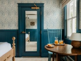 Airbnb ή ξενοδοχείο το 2026; Τι συμφέρει τελικά τους Έλληνες ταξιδιώτες