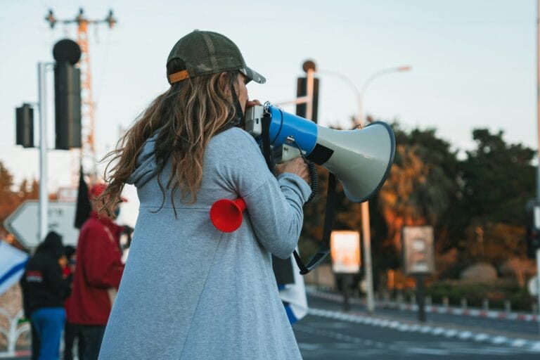 Απεργία: Πόσο μισθό χάνουν οι δημόσιοι και οι ιδιωτικοί υπάλληλοι όταν απεργούν;