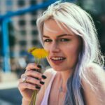 Λευκές τρίχες: Κάνει να τις βγάζεις ή θα γεμίσεις περισσότερες;