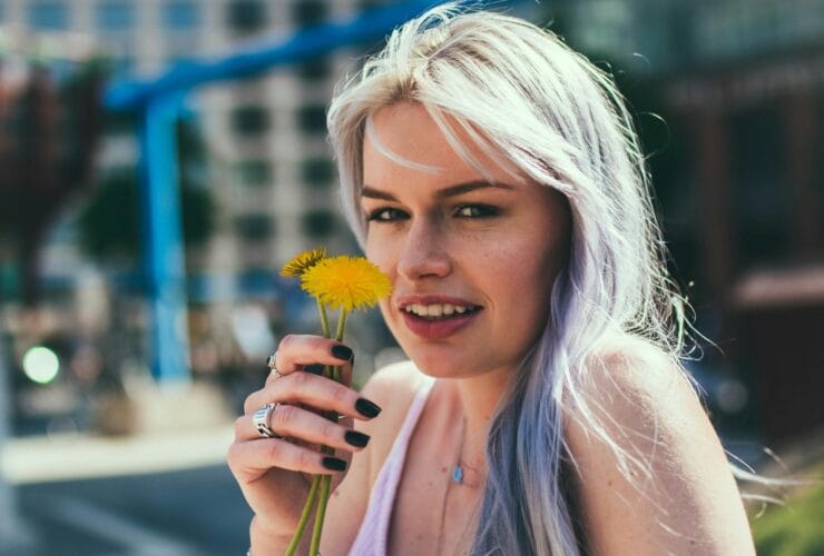 Λευκές τρίχες: Κάνει να τις βγάζεις ή θα γεμίσεις περισσότερες;