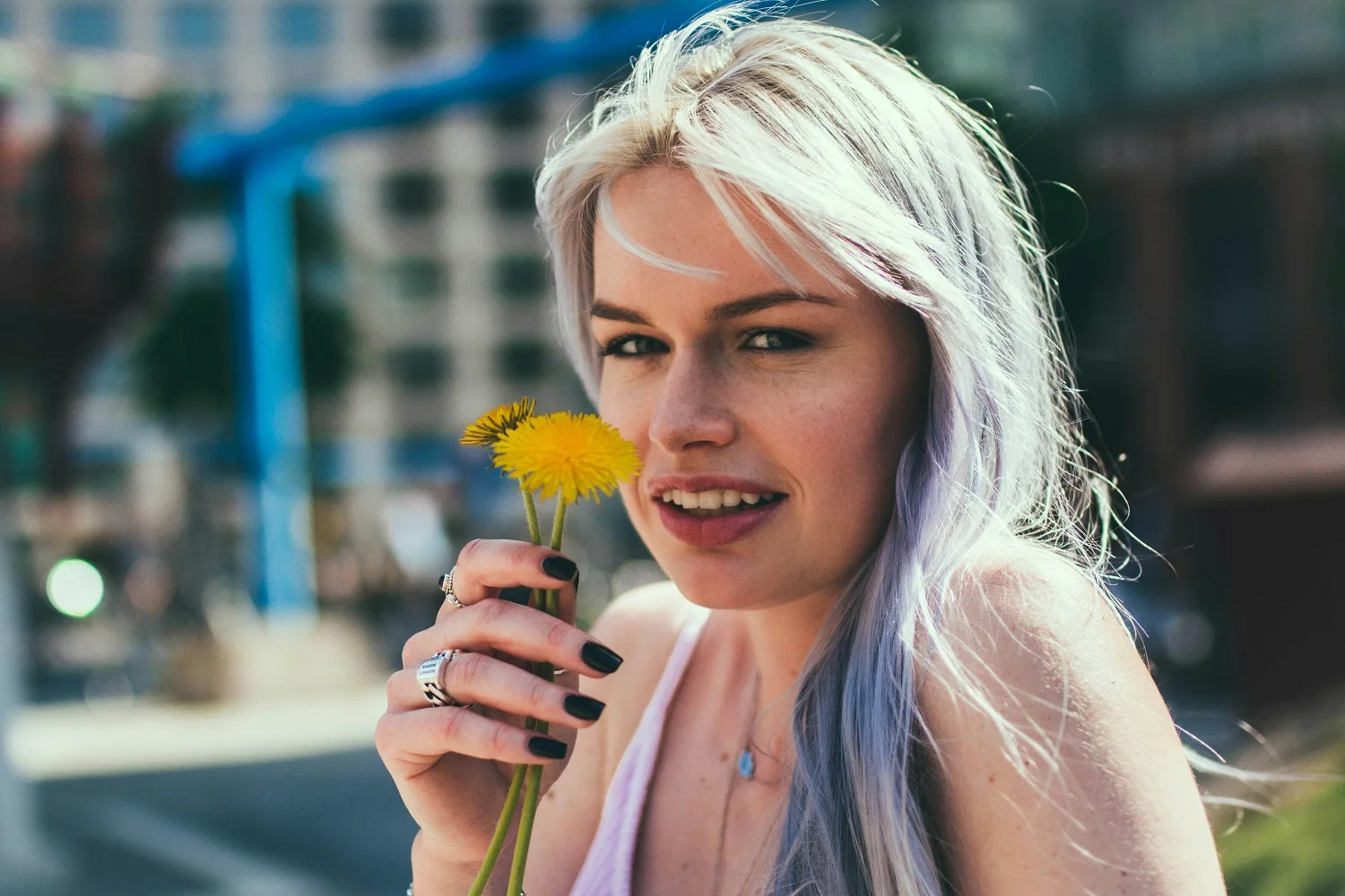 Λευκές τρίχες: Κάνει να τις βγάζεις ή θα γεμίσεις περισσότερες;