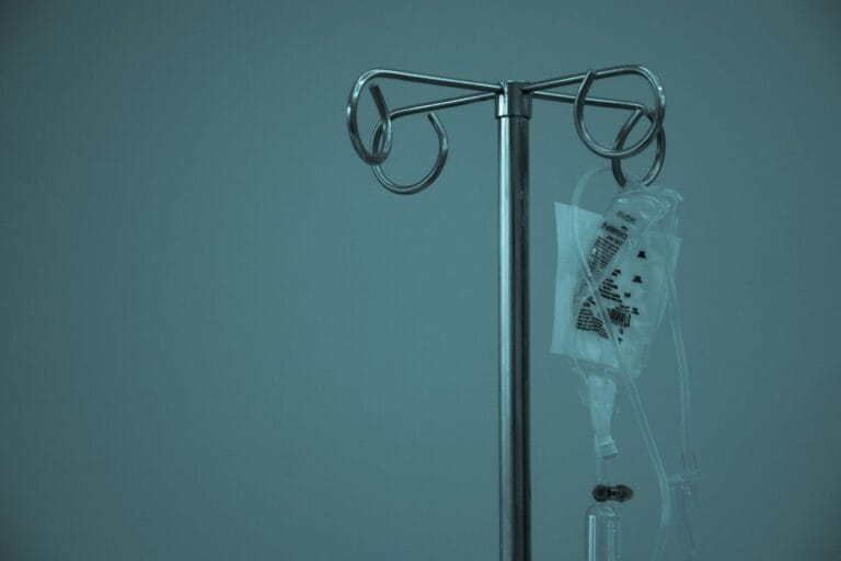Ανασφάλιστοι: Τι ισχύει με συνταγογράφηση φαρμάκων και εξετάσεις
