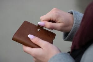 Δώρο Χριστουγέννων 2025 σε ανέργους: Οι 3 αλλαγές που έρχονται από τη ΔΥΠΑ