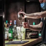 Πώς αναγνωρίζουμε ένα νοθευμένο ποτό: Ειδικός χημικός εξηγεί