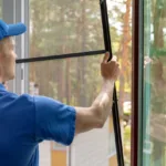 Έτσι θα καθαρίσεις τη σίτα της πόρτας σε 10 λεπτά — το μυστικό που δεν σου λένε τα συνεργεία