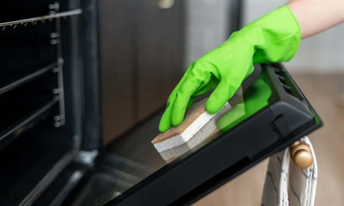 Πώς να κάνεις τον φούρνο σου να γυαλίζει χωρίς χημικά – DIY με μαγειρική σόδα & ξύδι