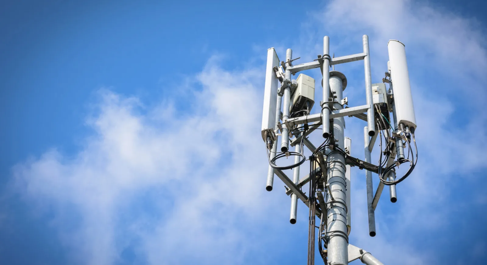 Πώς θα δεις τις κεραίες κινητής τηλεφωνίας στην περιοχή σου και πόση ακτινοβολία εκπέμπουν