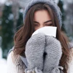 Πώς να μην «κολλήσεις» ιώσεις φέτος: 7 κινήσεις που δουλεύουν (γρίπη, COVID, RSV)