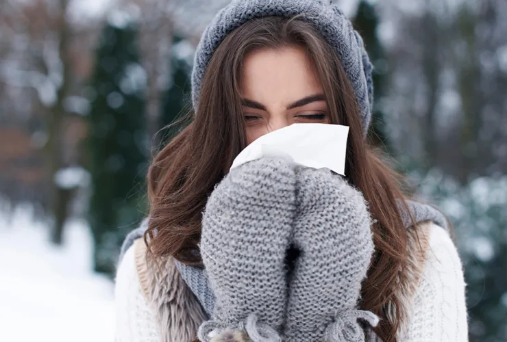 Πώς να μην «κολλήσεις» ιώσεις φέτος: 7 κινήσεις που δουλεύουν (γρίπη, COVID, RSV)