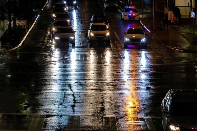 Τι να κάνεις αν βρεθείς σε ορμητικό χείμαρρο με το αυτοκίνητο