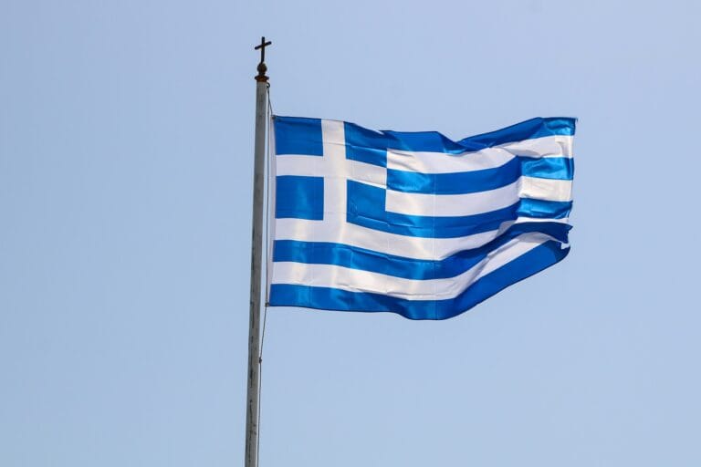 Πώς επιλέγονται σημαιοφόρος και παραστάτες στα σχολεία