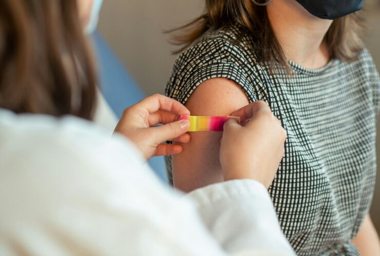 COVID: Ποιοι πρέπει να κάνουν το εμβόλιο