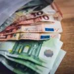 Επιδόματα ΟΠΕΚΑ: Οι αυξήσεις «βαφτίστηκαν» φοροαπαλλαγές