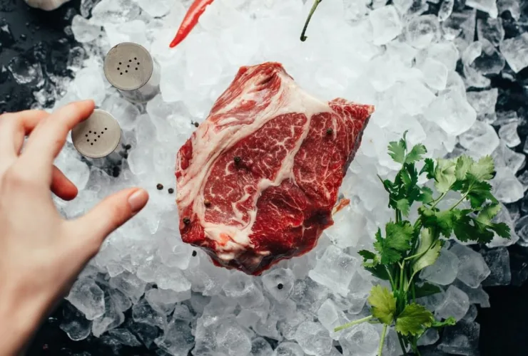 Πώς να ξεπαγώσετε το κρέας γρήγορα (ακόμα και σε ~15′) — με ασφάλεια