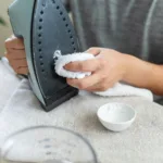 Πώς θα καθαρίσεις το σίδερο και θα προλάβεις τη θαμπάδα — με ένα υλικό από το ντουλάπι