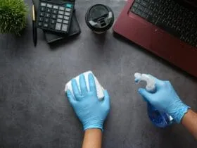 Γιατί δεν πρέπει να χρησιμοποιείς χλωρίνη στο σπίτι – και ποια είναι η φυσική εναλλακτική