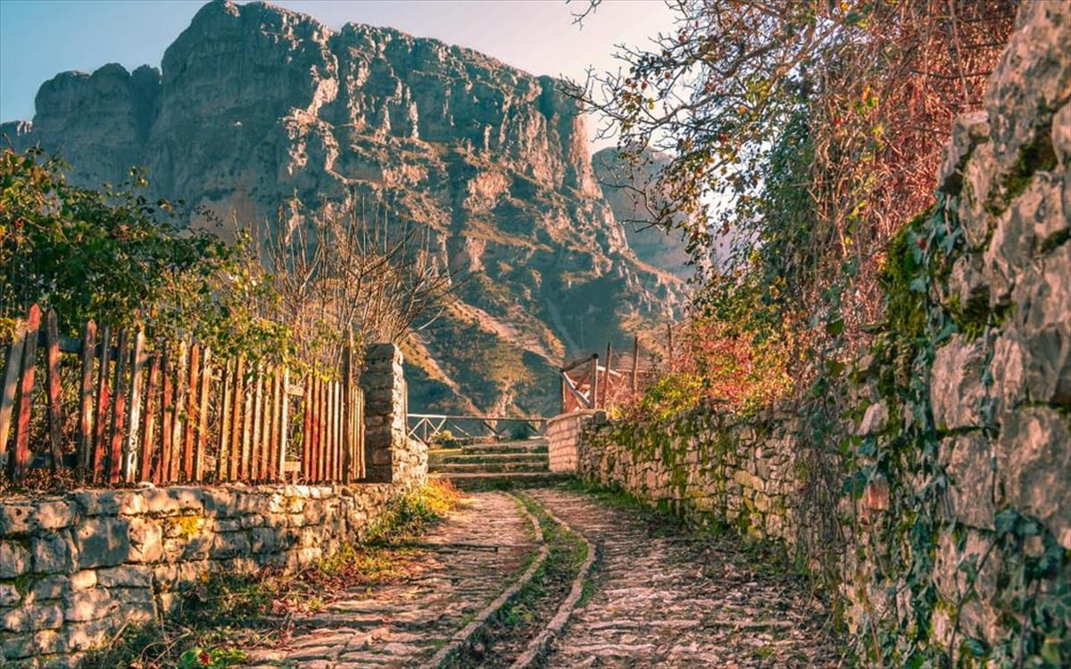 Top 5 Φθινοπωρινοί προορισμοί: Οργανώστε την τέλεια εξόρμηση «μακριά» αλλά και κοντά στην Αθήνα