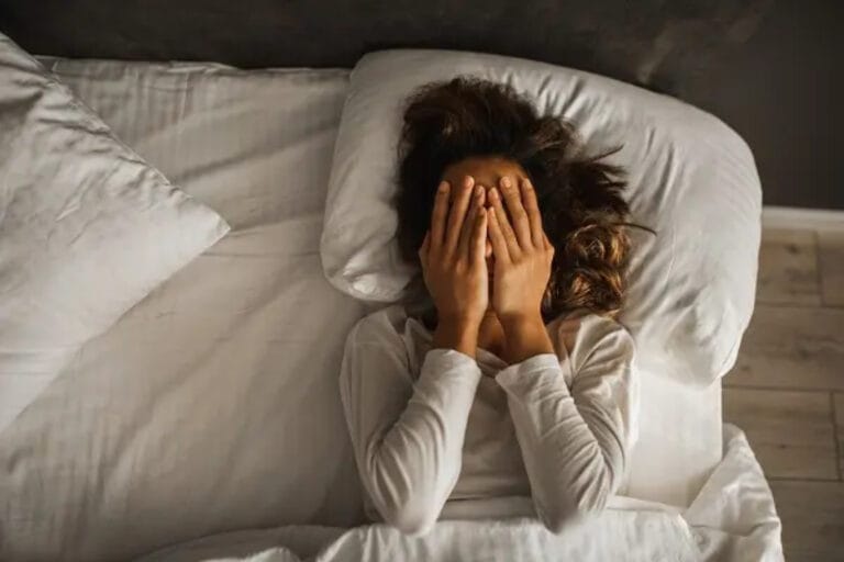 Κοιμήσου σαν ρολόι: Οι 3 απαράβατοι κανόνες των επιστημόνων — φως, γεύματα, πρόγραμμα