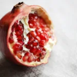 Πώς να καθαρίσεις ένα ρόδι σε λίγα δευτερόλεπτα