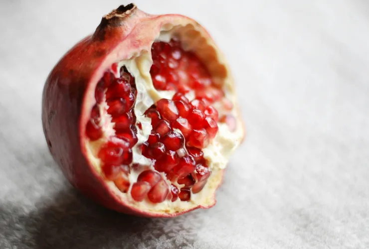 Πώς να καθαρίσεις ένα ρόδι σε λίγα δευτερόλεπτα