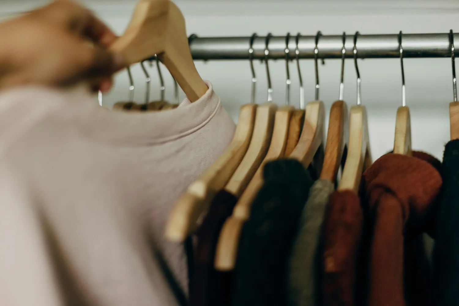 Σκόροι στη ντουλάπα: Πώς να τους «εξορίσετε» φυσικά