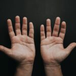 Κρακ στα δάχτυλα: Είναι επικίνδυνο τελικά;