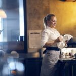 Πώς θα κάνεις αίτηση στη ΔΥΠΑ για αμειβόμενη μαθητεία στον τουρισμό – έως 186€ την εβδομάδα