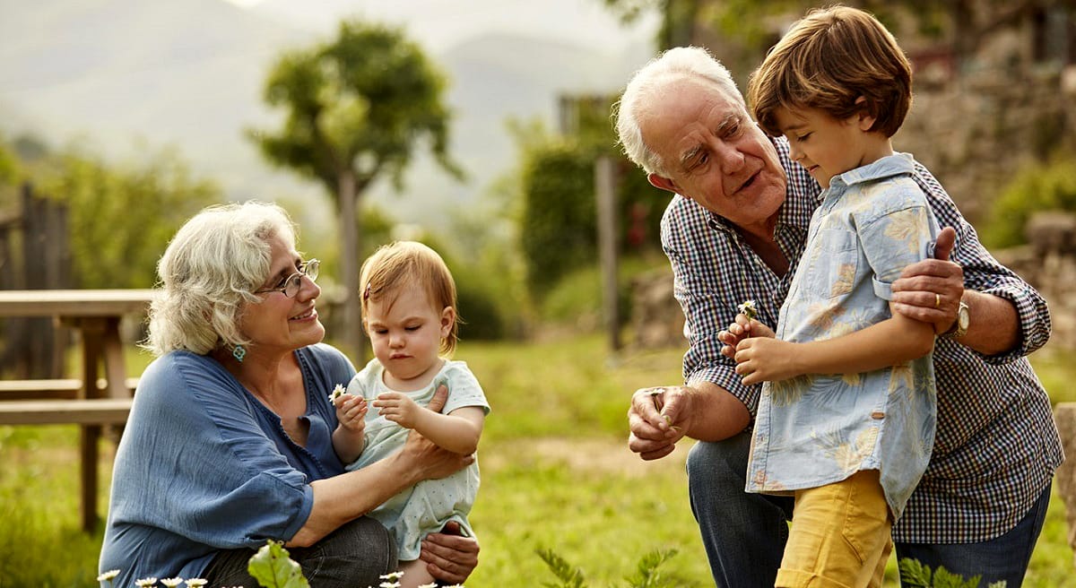 Voucher 500€: Πώς οι γιαγιάδες μπορούν να αμείβονται για τη φροντίδα των εγγονιών