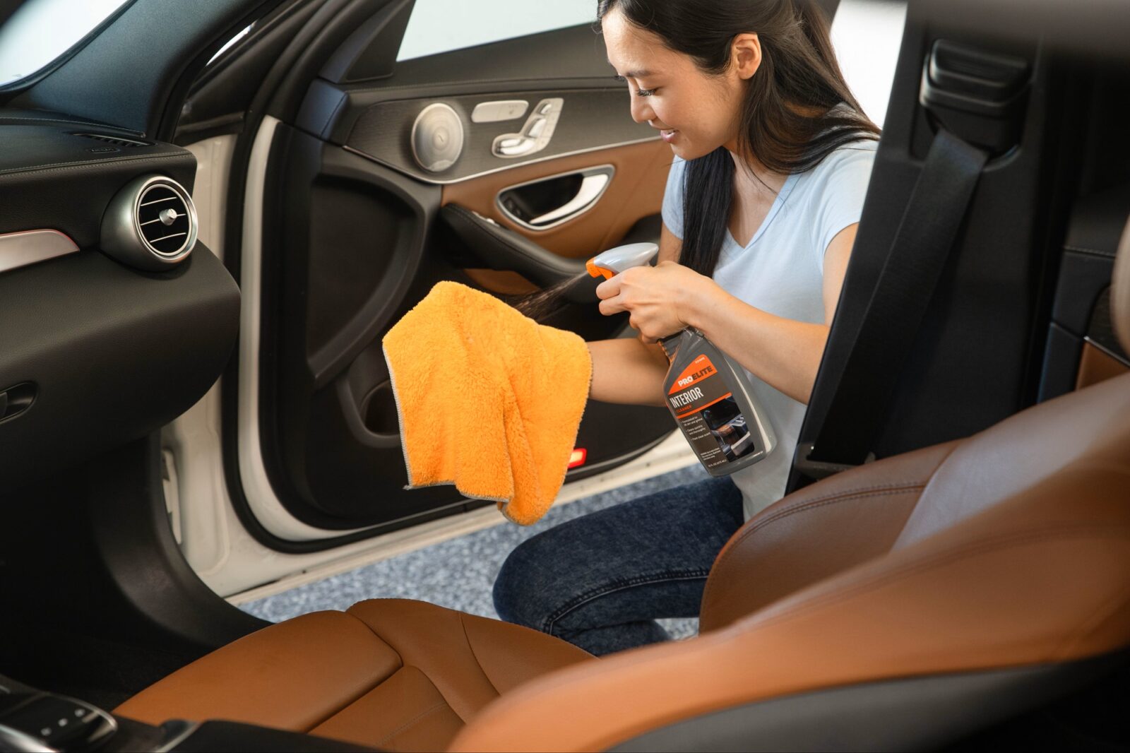 Pro Tips: Πώς να καθαρίσεις το εσωτερικό του αυτοκινήτου γρήγορα & επαγγελματικά
