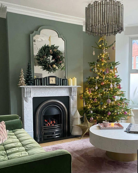 Πώς με αυτούς τους 5 τρόπους θα χωρέσετε ένα χριστουγεννιάτικο δέντρο σε μικρό χώρο