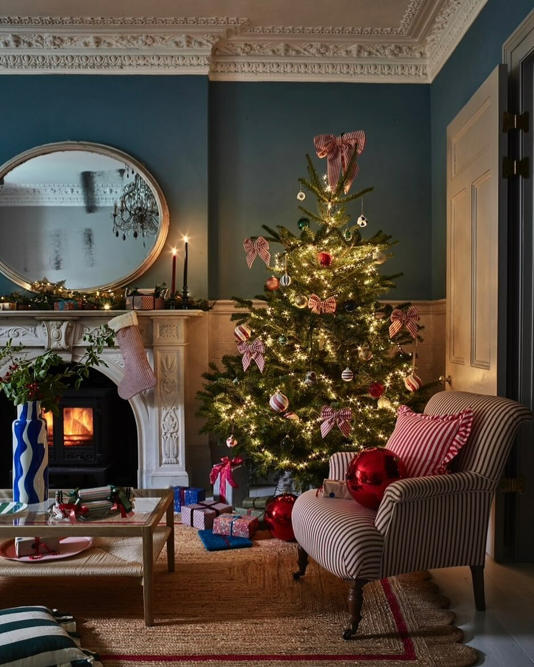Πώς με αυτούς τους 5 τρόπους θα χωρέσετε ένα χριστουγεννιάτικο δέντρο σε μικρό χώρο