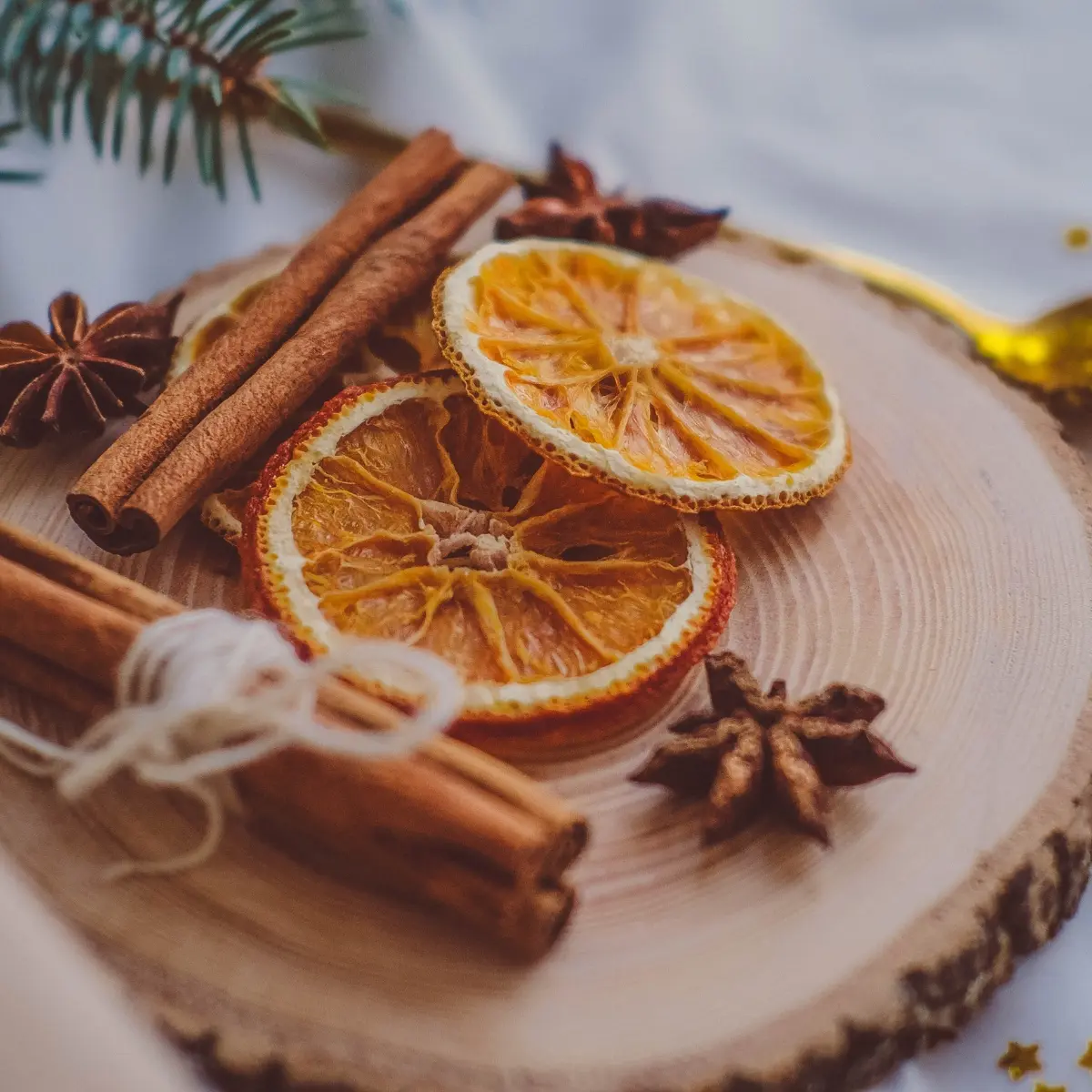 Πώς να φτιάξεις χριστουγεννιάτικα κεριά με άρωμα κανέλας & πορτοκάλι