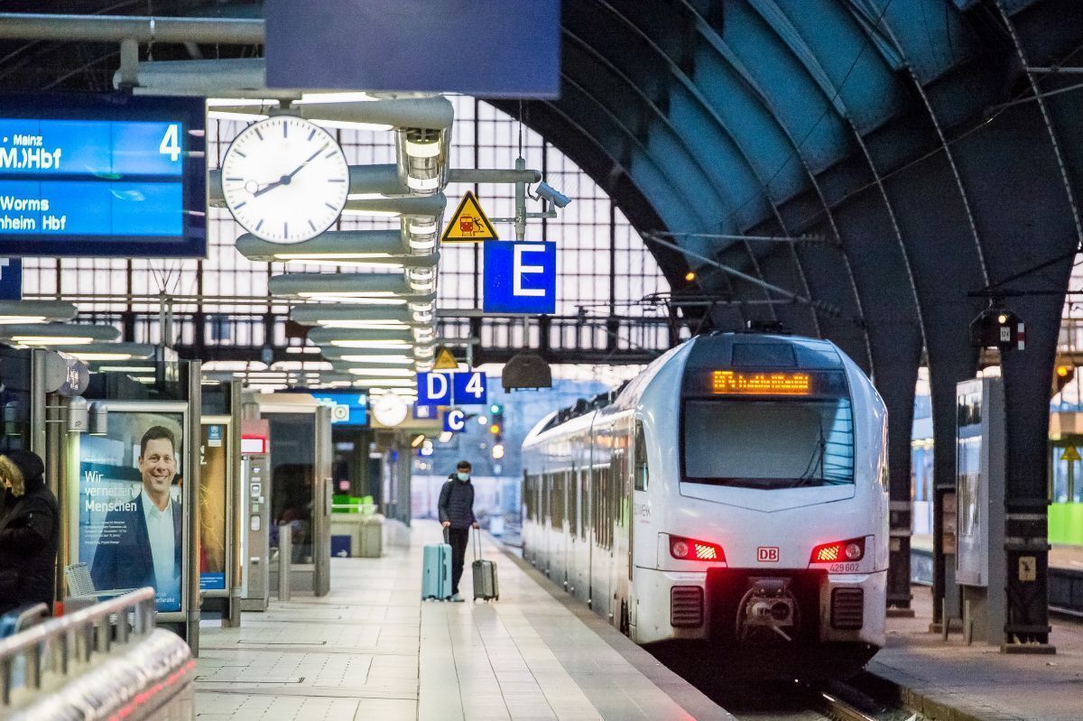 Πώς θα διεκδικήσεις τα δικαιώματά σου αν το τρένο καθυστερήσει ή ακυρωθεί – Ο πλήρης οδηγός για Ελλάδα & ΕΕ