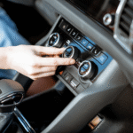 Οδηγός πατάει το κουμπί του air condition στο αυτοκίνητο - σωστή χρήση