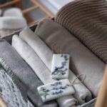 Πώς να αποθηκεύσεις σωστά τα καλοκαιρινά ρούχα για να μη μυρίσουν μέχρι την άνοιξη