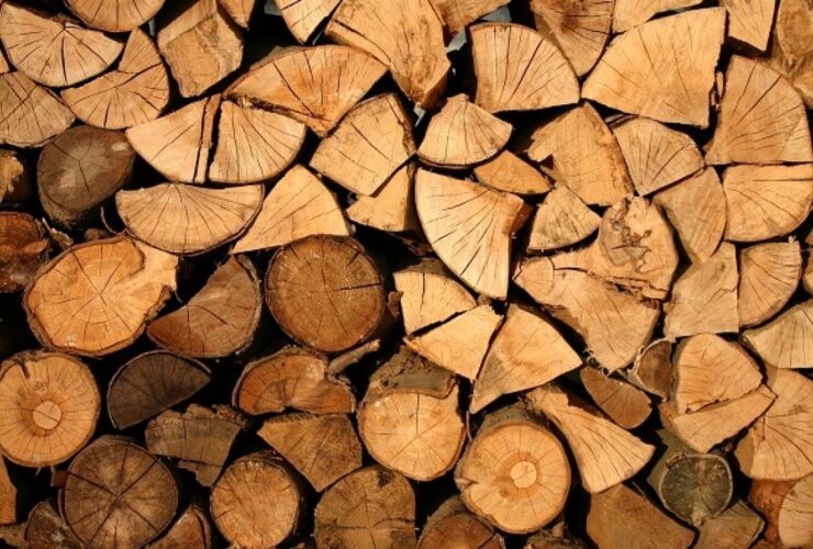 Πώς να αποθηκεύσεις καυσόξυλα ή πέλετ στο μπαλκόνι χωρίς σκόνη