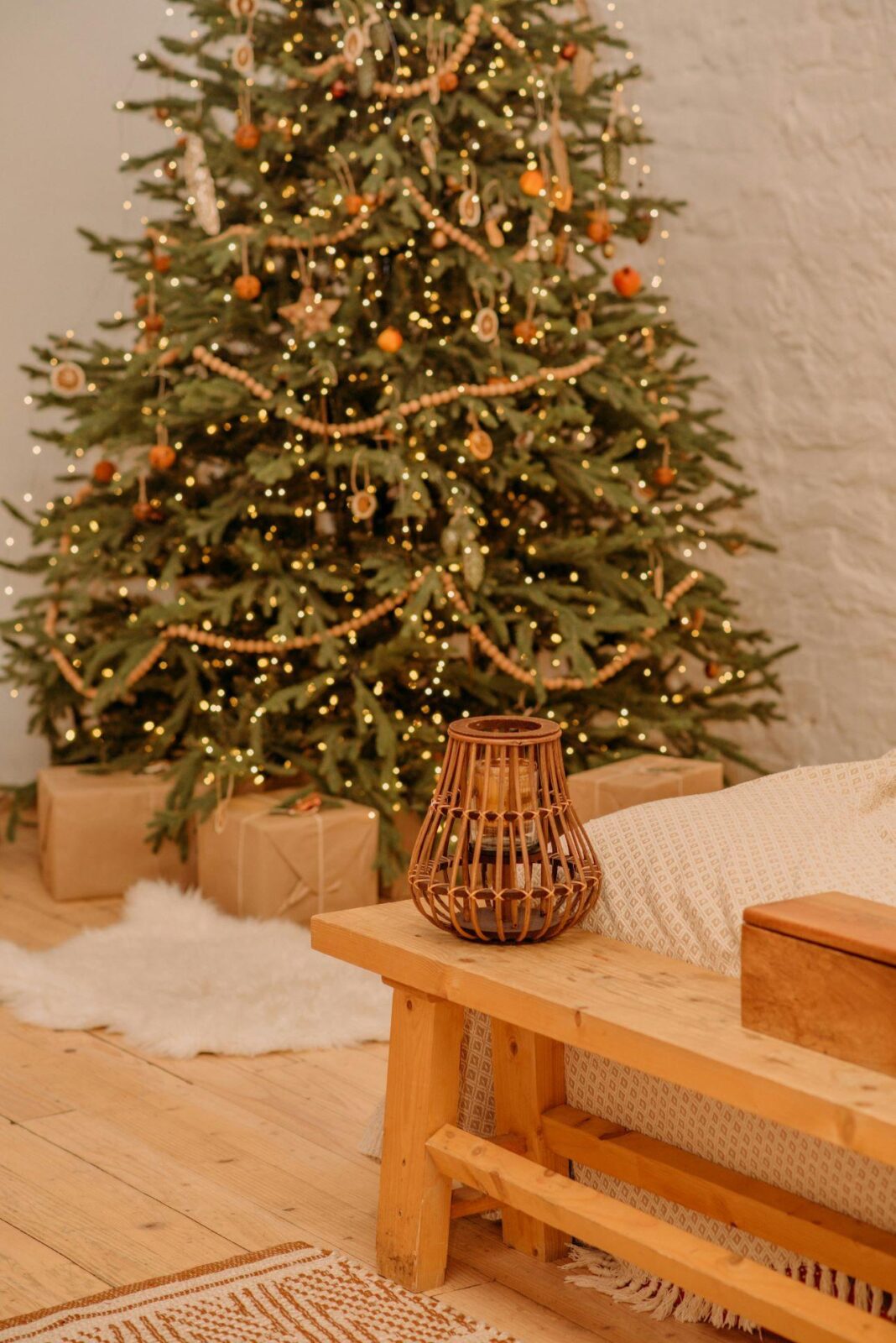 Έτσι θα στολίσεις το χριστουγεννιάτικο δέντρο σαν decorator – Το μυστικό με τα μεγάλα στολίδια & τα σωστά χρώματα