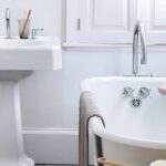 Αποχαιρέτα άλατα & μούχλα: Το σπιτικό καθαριστικό που κάνει το μπάνιο να λάμπει