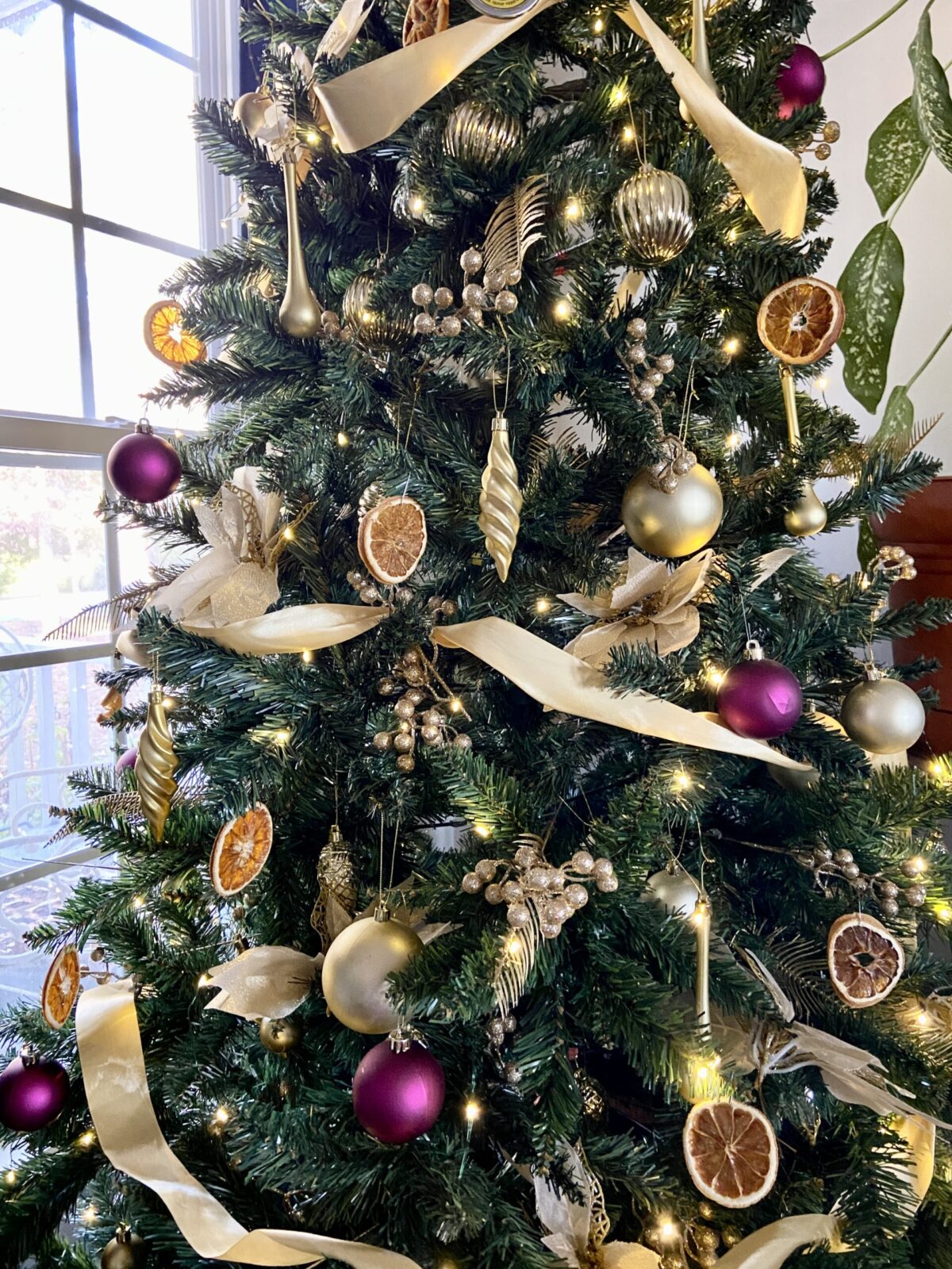 DIY χριστουγεννιάτικα στολίδια με σχεδόν μηδενικό κόστος – Από χαρτόκουτα μέχρι φλούδες πορτοκαλιού