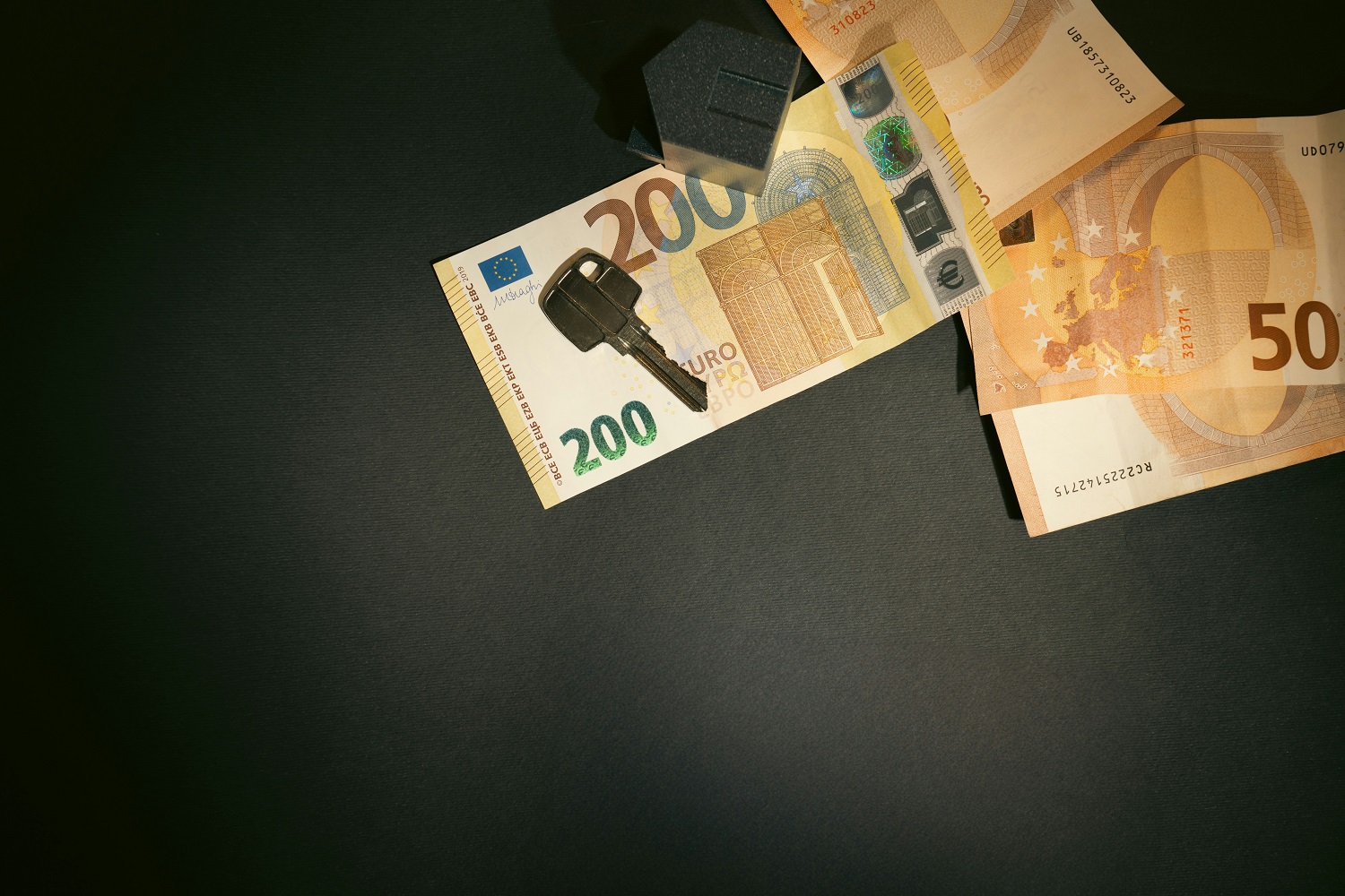 Φόροι: Όλα όσα πρέπει να πληρώσουμε μέχρι τέλος του 2025