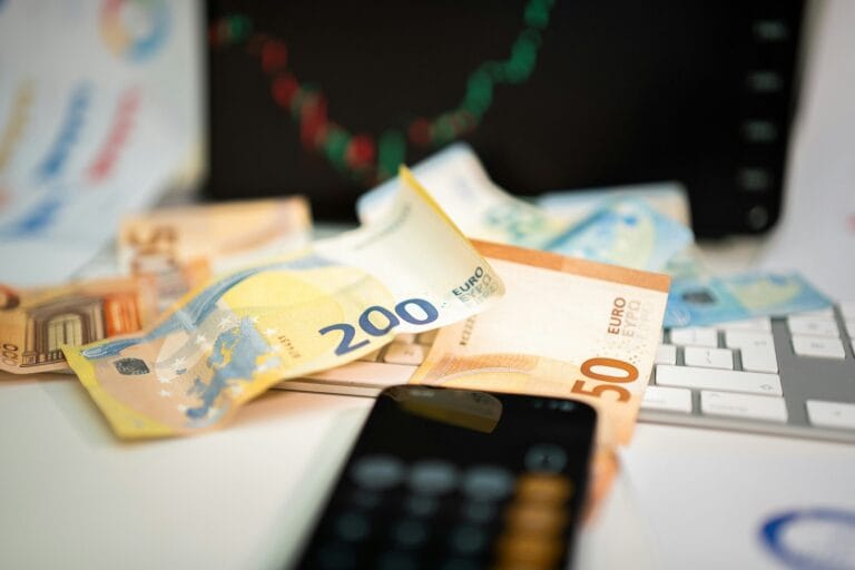 Κατώτατος μισθός 2026: Πότε και πόσο αναμένεται να αυξηθεί