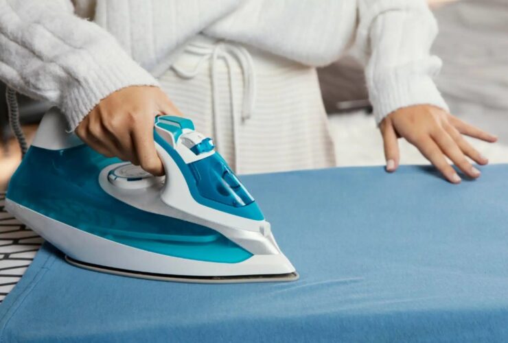 Σίδερο ρούχων: Πως θα εξαφανίστε τους καφέ καμένους λεκέδες σε λίγα λεπτά με 1 υλικό