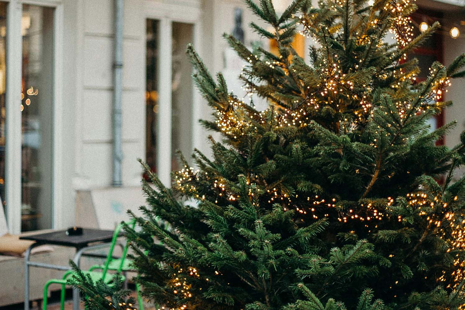 Πώς με αυτούς τους 5 τρόπους θα χωρέσετε ένα χριστουγεννιάτικο δέντρο σε μικρό χώρο